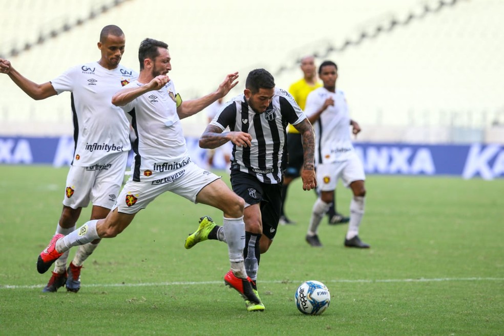Cear� e Sport se enfrentaram neste domingo pela Copa do Nordeste com o Castel�o de port�es fechados � Foto: Camila Lima/SVM