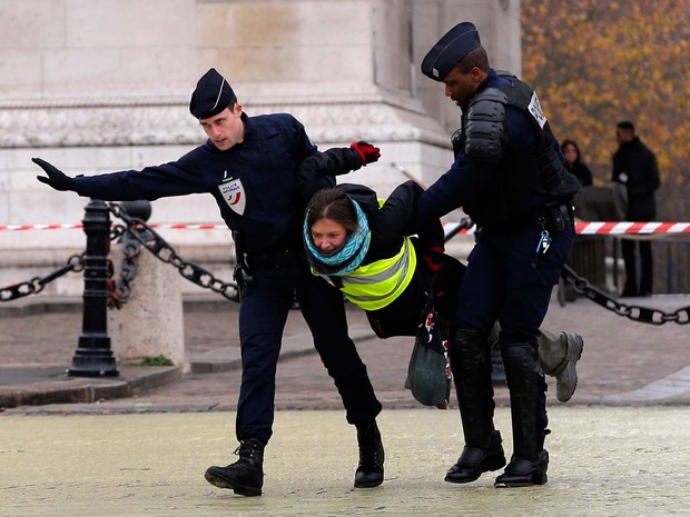 Ativistista do Greenpeace é detida nesta sexta-feira (11) em Paris (Foto: AP Photo/Christophe Ena)