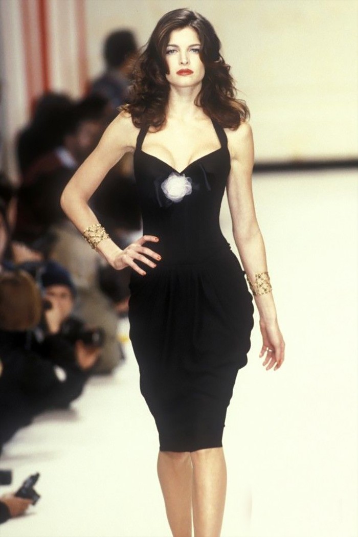 Um look da coleção de verão 1995 alta-costura da Chanel (Foto: Reprodução)