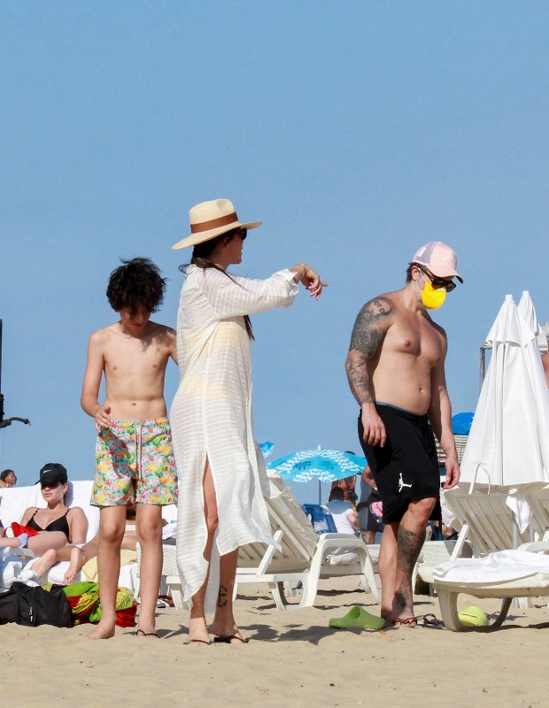 Marcos Mion curte praia com a família (Foto: J / AgNews)