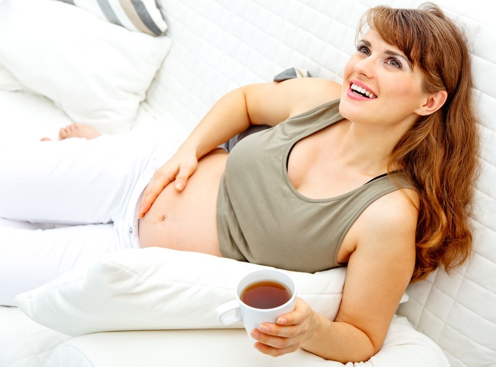Mulher grávida tomando chá (Foto: Shutterstock)