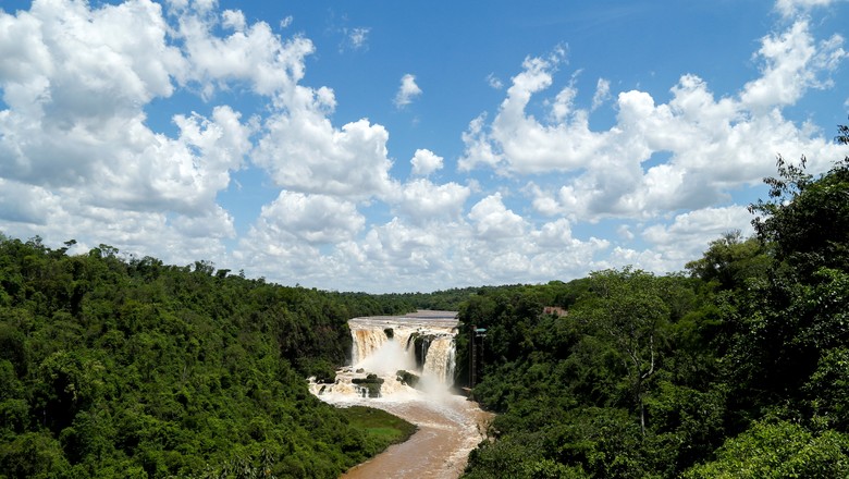 Cachoeira em rio que deságua no Rio Paraná em Presidente Franco, no Paraguai (Foto: REUTERS/Cesar Olmedo)