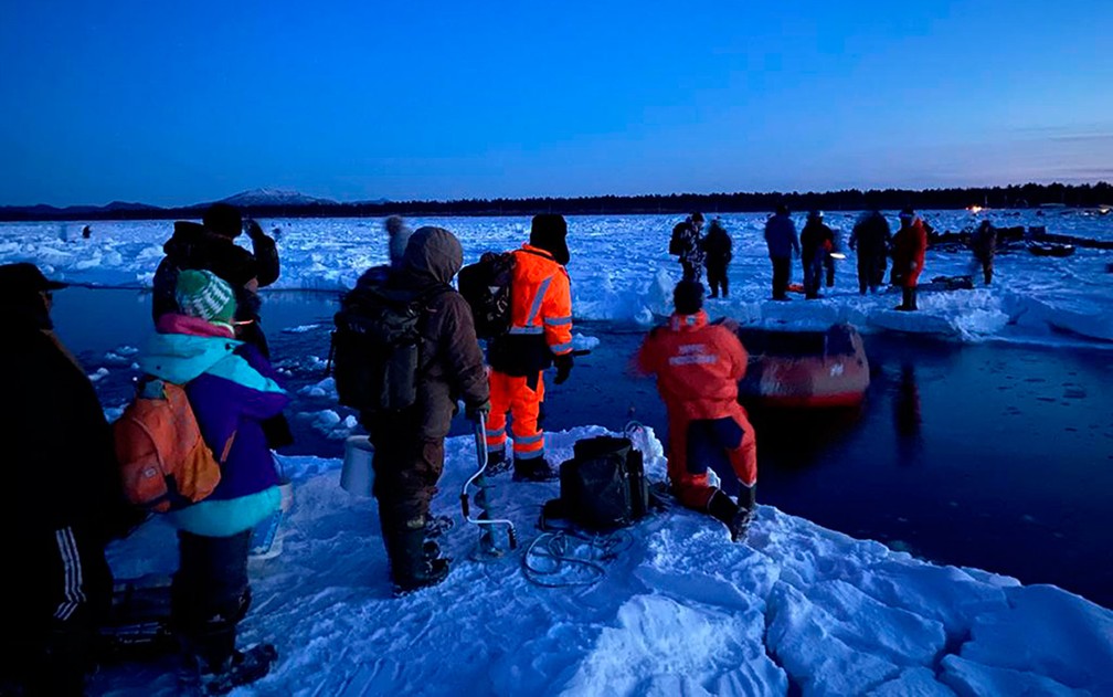 Equipe de emergência é vista durante resgate a pescadores presos em bloco de gelo flutuante perto da ilha de Sakhalin, na Rússia, na terça-feira (28) — Foto: Russia Emergency Situations Ministry press service via AP