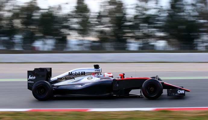 O dia foi proveitoso para a McLaren, que conseguiu completar 100 voltas com Jenson Button (Foto: Getty Images)