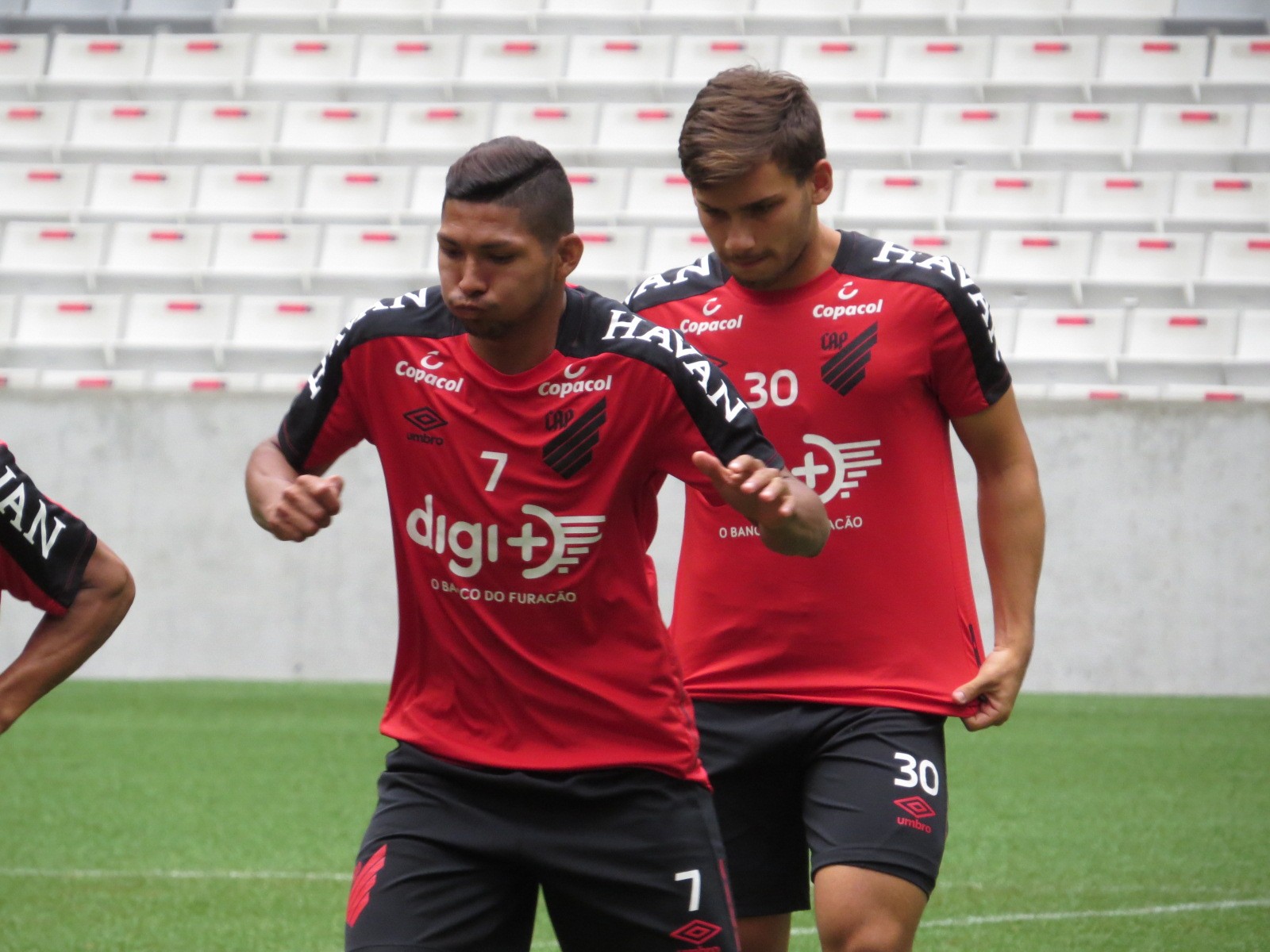 Sem definição do Athletico, Palmeiras mantém espera e paciência na negociação por Rony