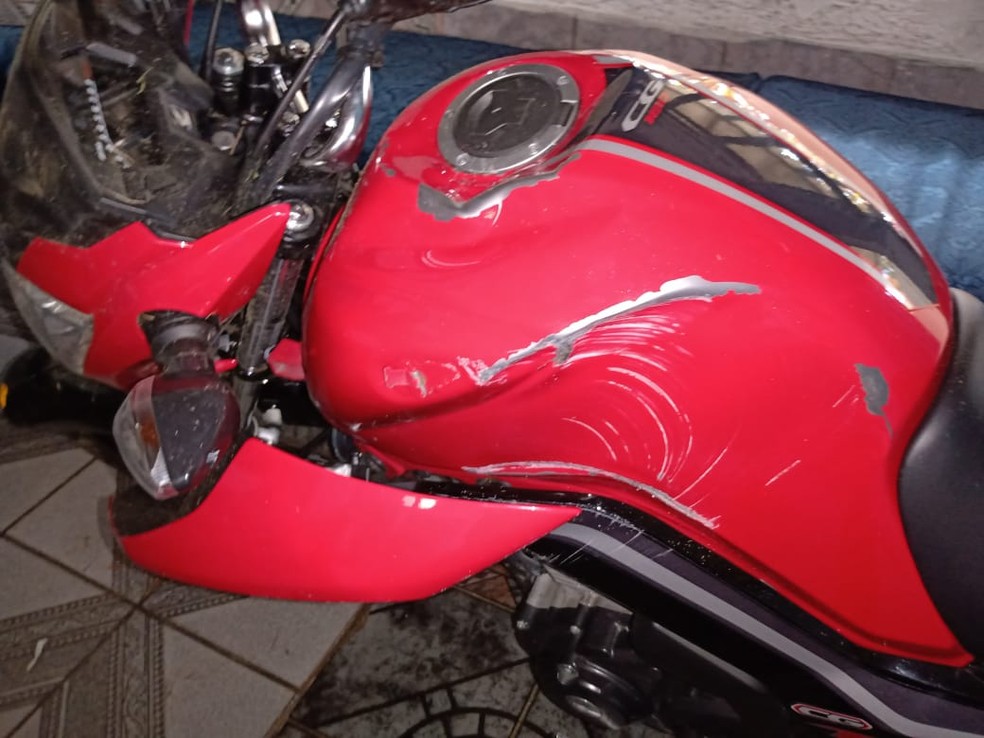Moto de jovem após acidente em Itanhaém, SP — Foto: Arquivo pessoal/Maria Aparecida