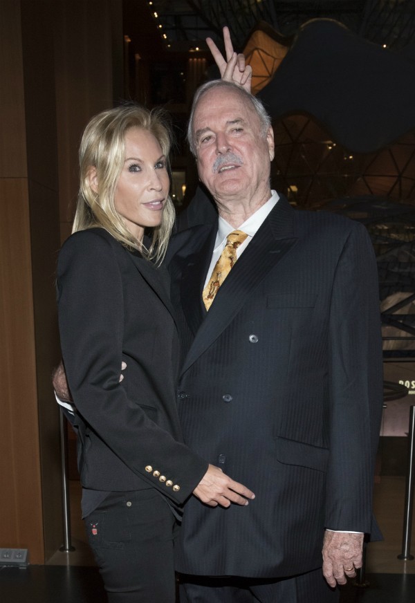 O ator John Cleese com sua atual esposa (Foto: Getty Images)