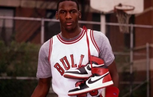 Air Jordan: criado para a lenda do basquete Michael Jordan, o tênis revolucionou o mercado e o esporte na década de 80, quando a Converse dominava a modalidade e a Nike procurava seu espaço. O modelo é sucesso total até hoje (Reprodução) 