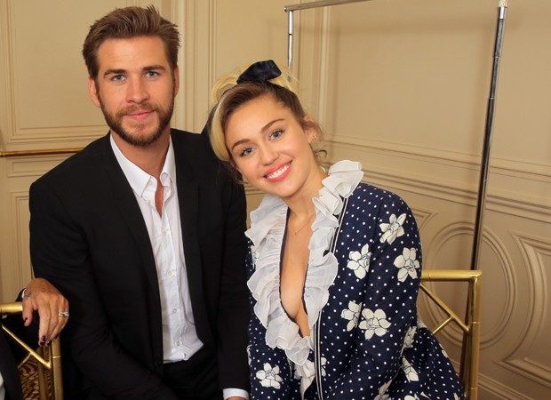 Noivado de Liam Hemsworth com Miley Cyrus é desconversado pelo