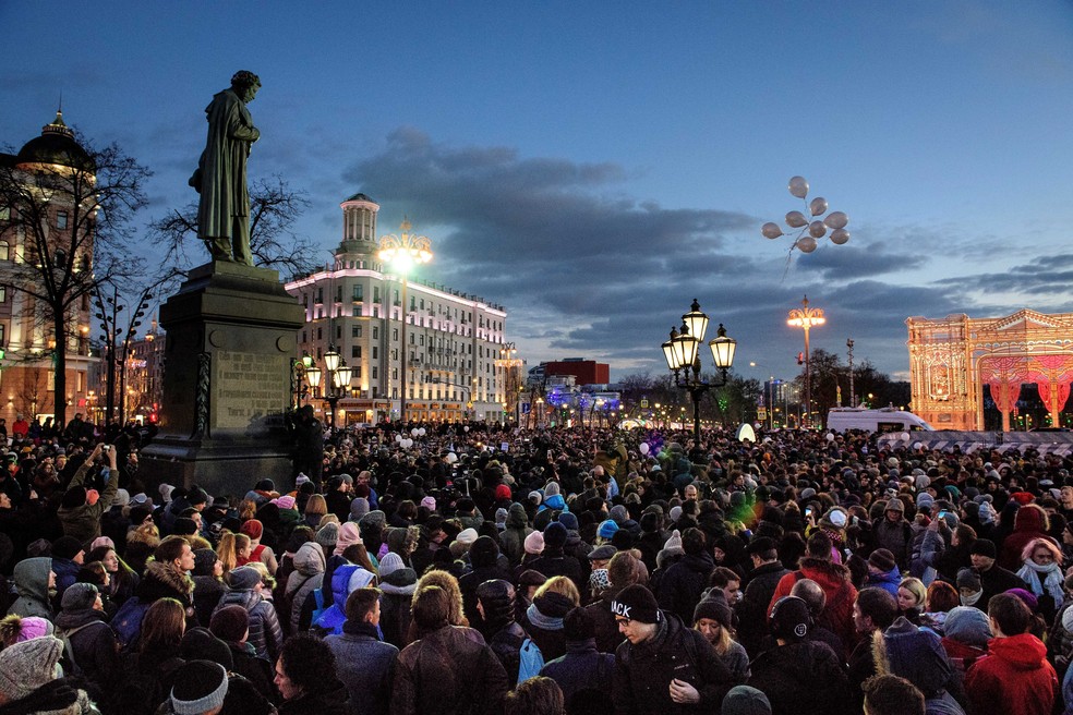 Manifestantes se reÃºnem na praÃ§a Puchkin, em Moscou, em ato que lembrou vÃ­timas do incÃªndio em shopping center de Kemerovo, na SibÃ©ria (Foto: Mladen Antonov/AFP)