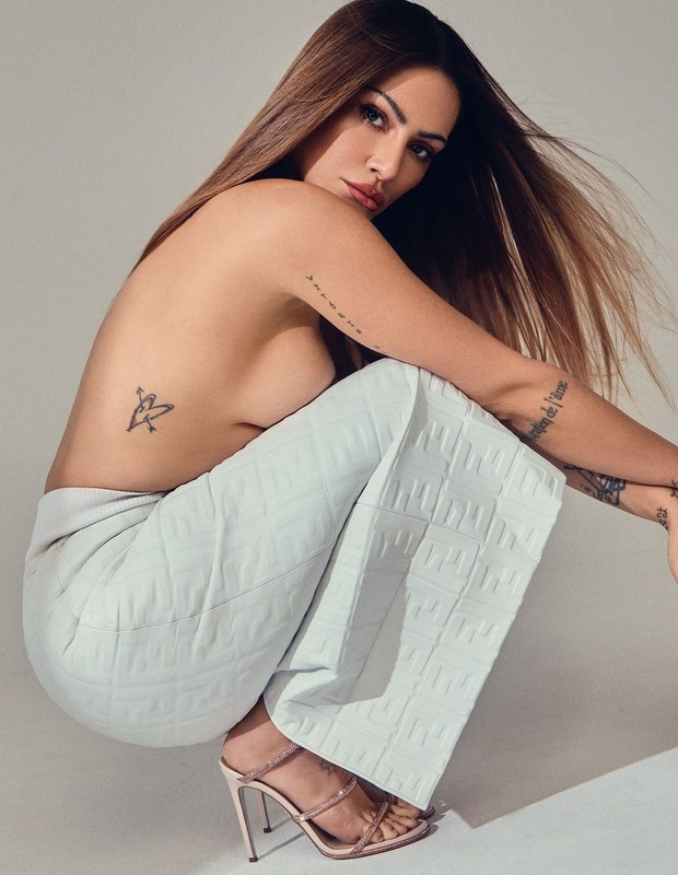 Cleo posa só de calça e deixa tatuagem à mostra (Foto: Léo Fagherazzi/Reprodução/Instagram)