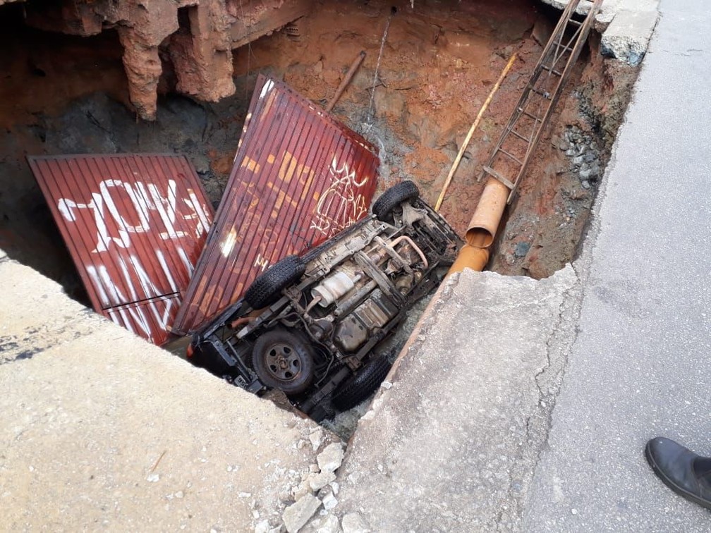 Carro foi "engolido" por cratera na Avenida Pirajussara, Zona Oeste da capital paulista — Foto: Reprodução/Arquivo Pessoal