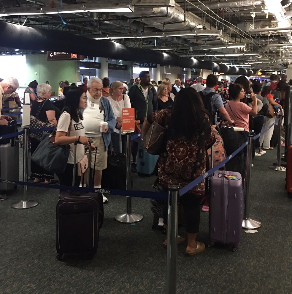Aeroporto na Flórida lotado de pessoas tentando deixar o estado. Por conta disso, o voo do estdudante de TV Yuri Souza atrasou mais de 8 horas (Foto: Allan Yuri Souza/ Arquivo pessoal)