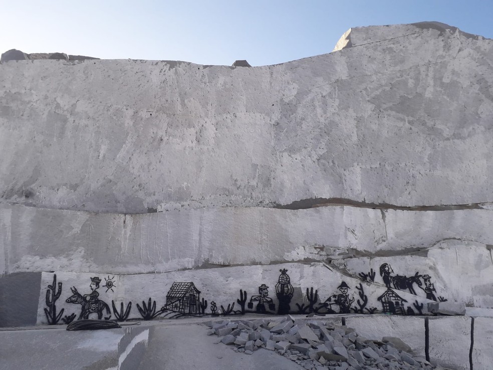 Grafites do Memorial Lajedo da Serra, em Dona Inês, têm inspirações em xilogravuras e usa como referência o cordel 'Dona Inês: Filha de Uma Paixão' — Foto: Tarcísio Play/Divulgação