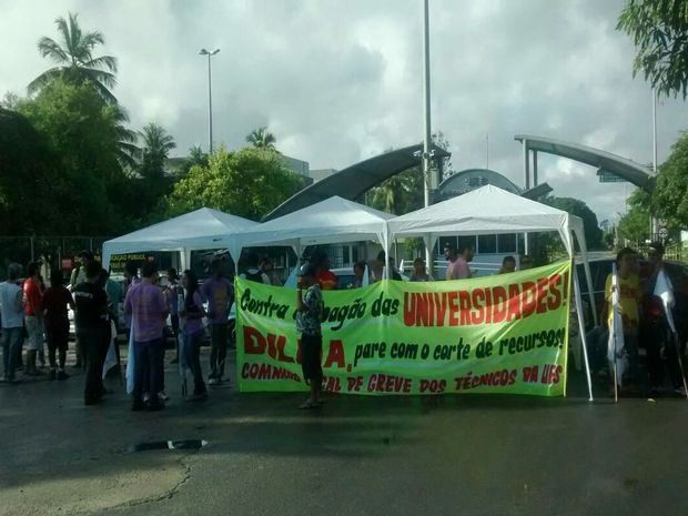 Servidores da UFS fecham rodovia em protesto pelos 100 dias de greve (Foto: Cleverton Macedo/TV Sergipe)