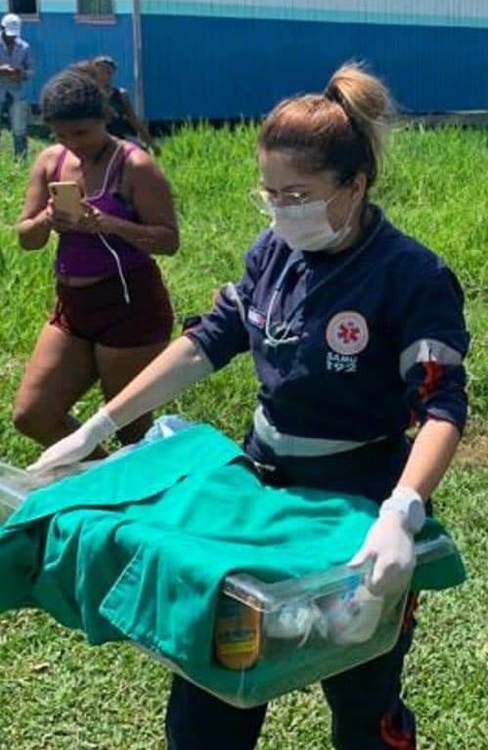Médica Bruna Farias, que está em missão em Roraima, durante resgate no Acre em 2022 — Foto: Ciopaer/Sejusp/arquivo