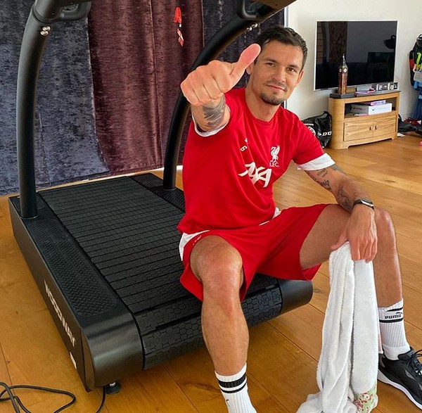 O zagueiro croata Dejan Lovren com a camisa de treinos do Liverpool (Foto: Instagram)