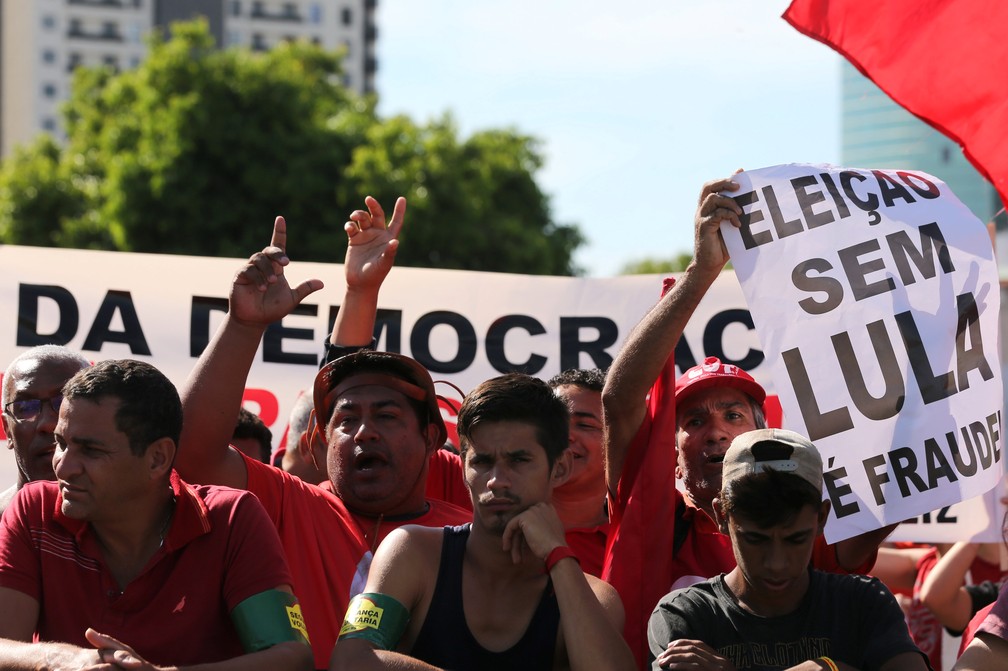 Em Porto Alegre, cidadãos fazem ato a favor do ex-presidente Lula.  (Foto: Paul Whitaker/Reuters)
