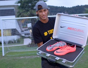 Neymar chuteira (Foto: Divulgação / Nike)