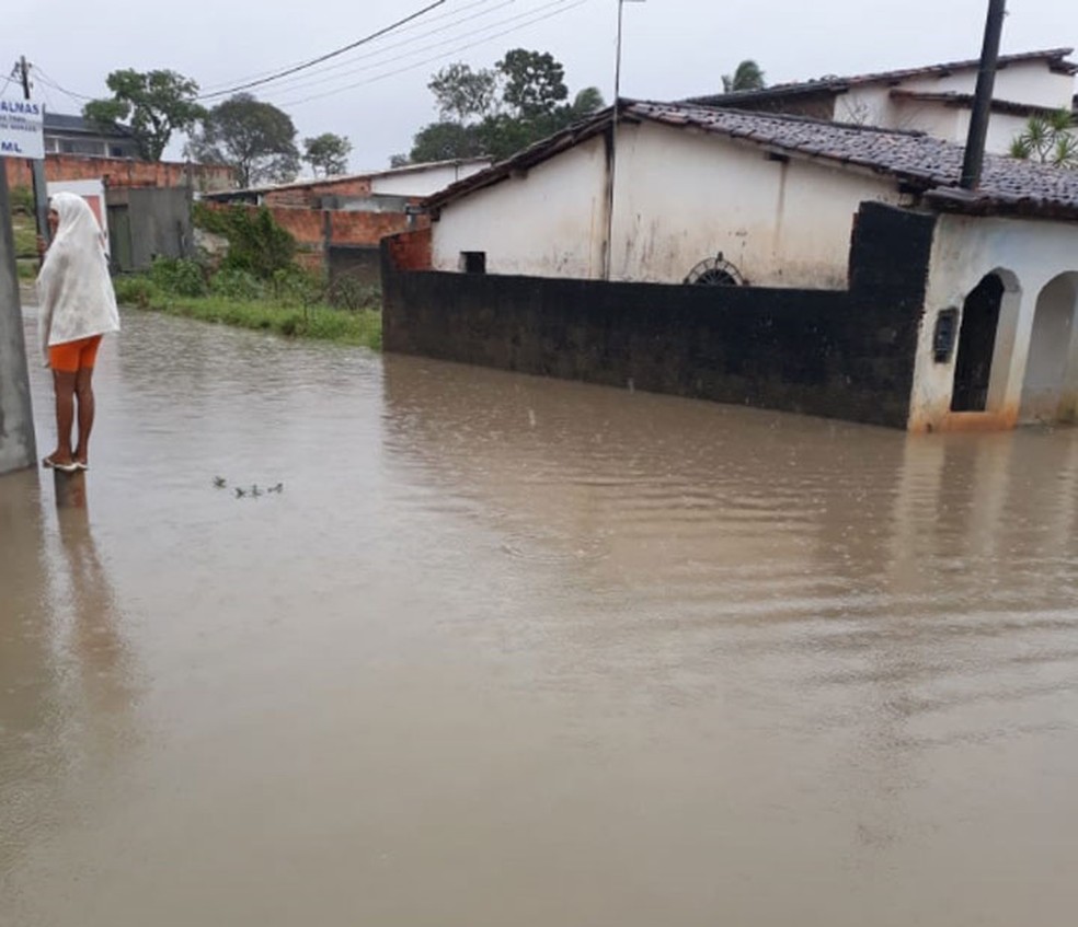Chuva forte deixou casas alagadas em Alagoinhas, na Bahia — Foto: Arquivo Pessoal