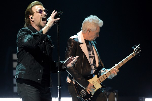 Bno Vox e Adam Clayton durante show do U2 (Foto: Getty Images)