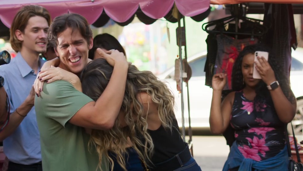 Pablo Sanches (Rafael Infante) protege Silvana Nolasco (Ingrid Guimarães) durante as vaias em 'Bom Sucesso' — Foto: Globo