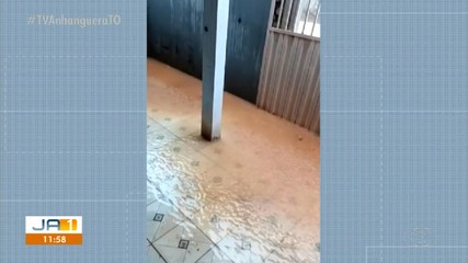 Drenagem da chuva não suporta a demanda e água invade lares na Capital