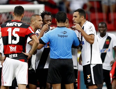 Arnaldo culpa pressão por erro de árbitro durante o Clássico dos Milhões