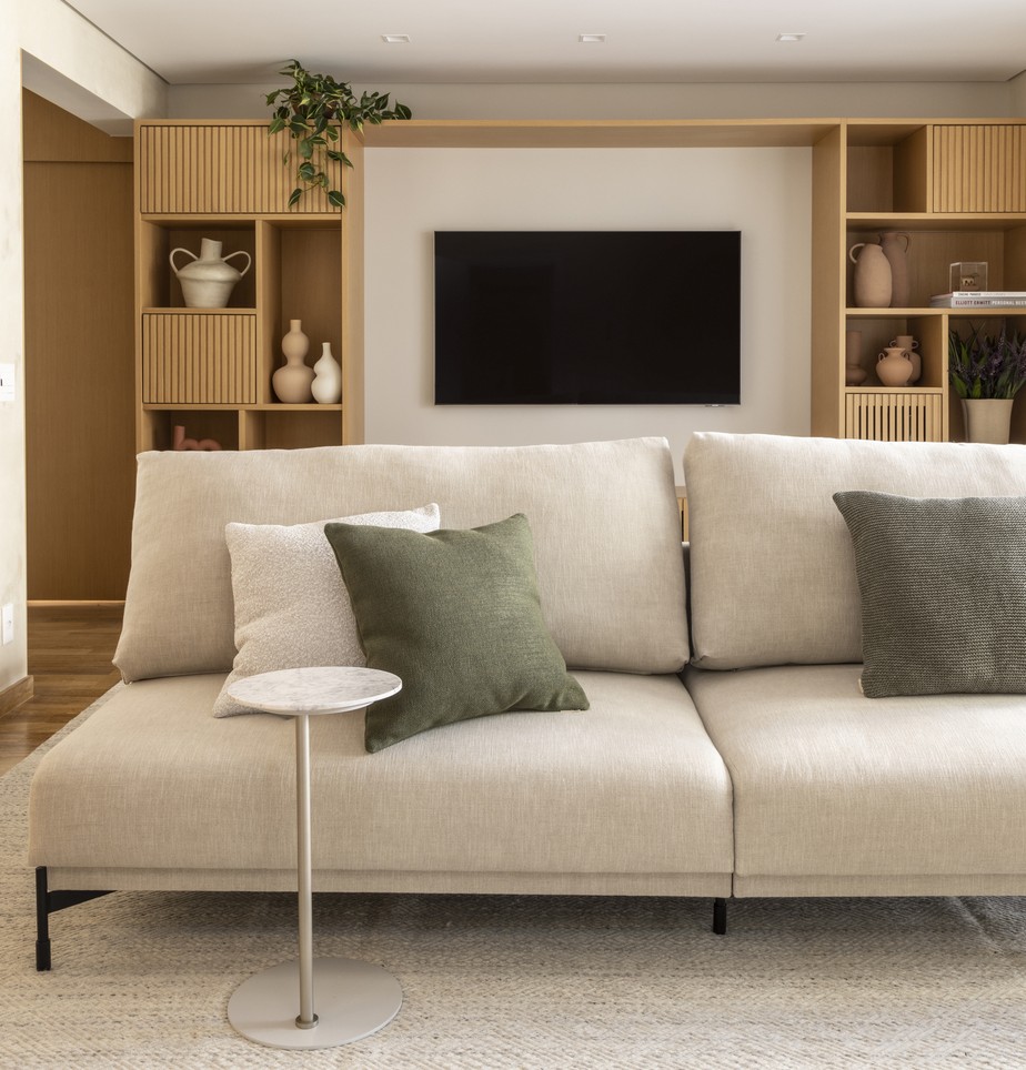 SALA | O sofá de Fernando Jaeger deixa o ambiente mais aconchegante. Almofadas da Indore trazem um ponto de cor ao espaço