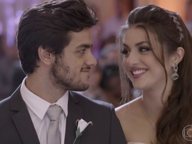Cobra (Felipe Simas) e Jade (Anaju Dorigon) se casam em Malhação - Sonhos (Foto: Reprodução/TV Globo)