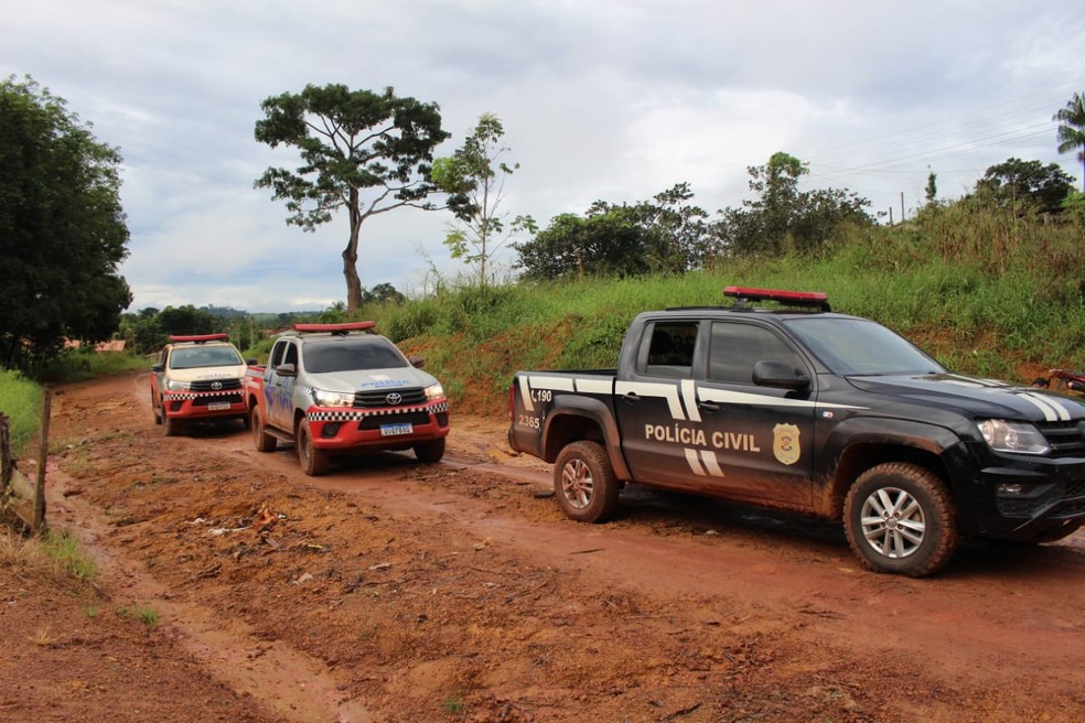Viaturas das polícias Civil e Militar na zona rural de Rurópolis para cumprimento de mandados judiciais — Foto: Polícia Civil/Divulgação