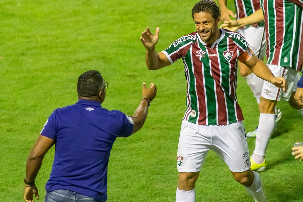 Fred cumprimenta Roger após gol em Fluminense x Vasco — Foto: Maga Jr. / Agência Estado