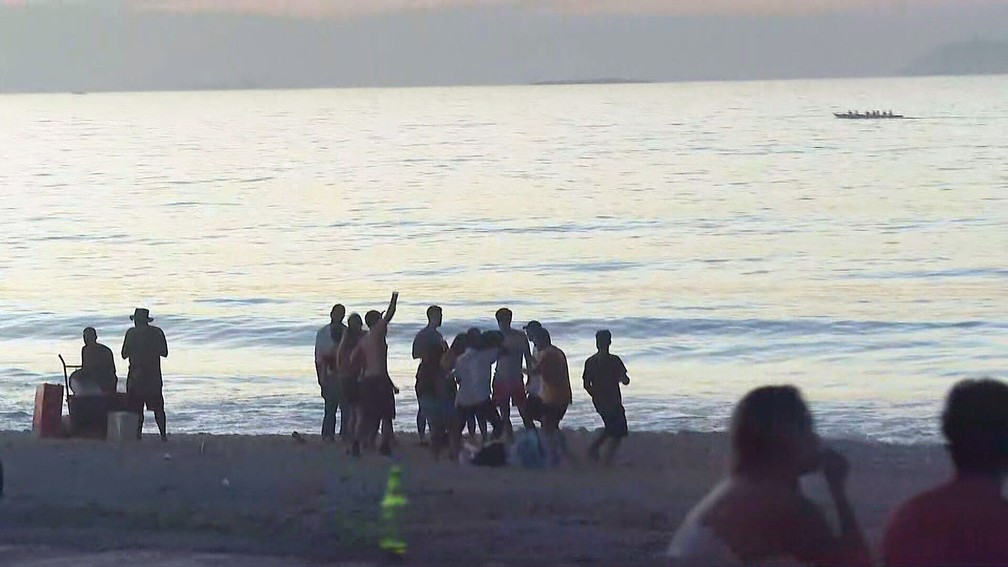 Grupo sem máscara festejava na Praia do Leblon no início da manhã desta terça-feira (16) — Foto: Reprodução/TV Globo