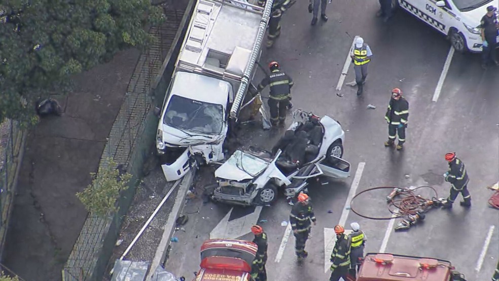 Batida entre carro e caminhão deixa mortos e feridos em SP — Foto: TV Globo