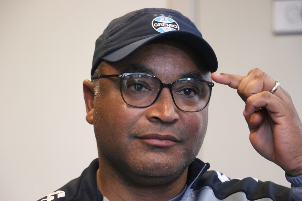 Roger Machado abre o jogo durante entrevista, explica oscilação no início da Série B e diz que já tem estratégia em mente para vencer o Cruzeiro