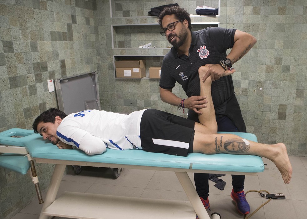 Fagner faz trabalhos com fisioterapeuta Caio Mello. Ele é dúvida para o Dérbi (Foto: Daniel Augusto Jr/Ag.Corinthians)