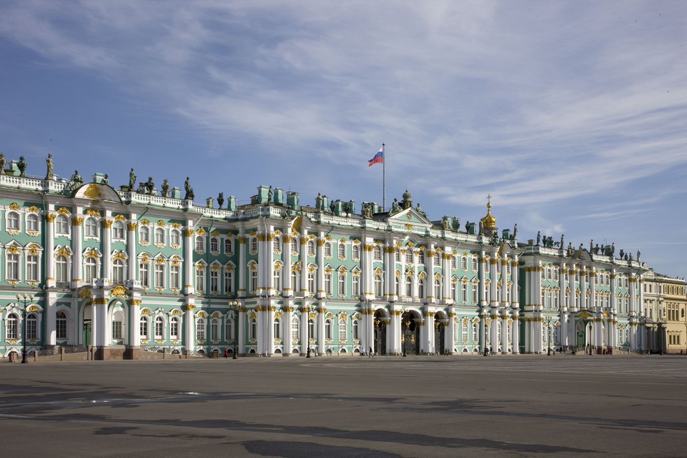 Fachada do Palácio de Inverno, em São Petersburgo, onde funciona o museu Hermitage — Foto: Reprodução/Twitter/@hermitage_eng