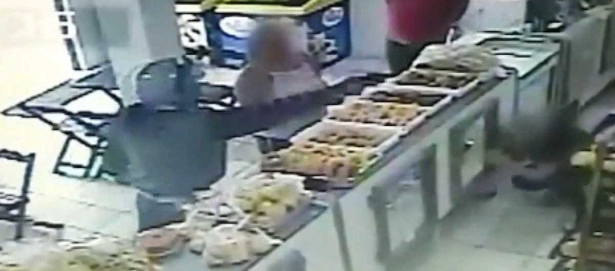 Atirador entra em padaria e dispara contra atendente em Patos de Minas; vídeo mostra ação - G1