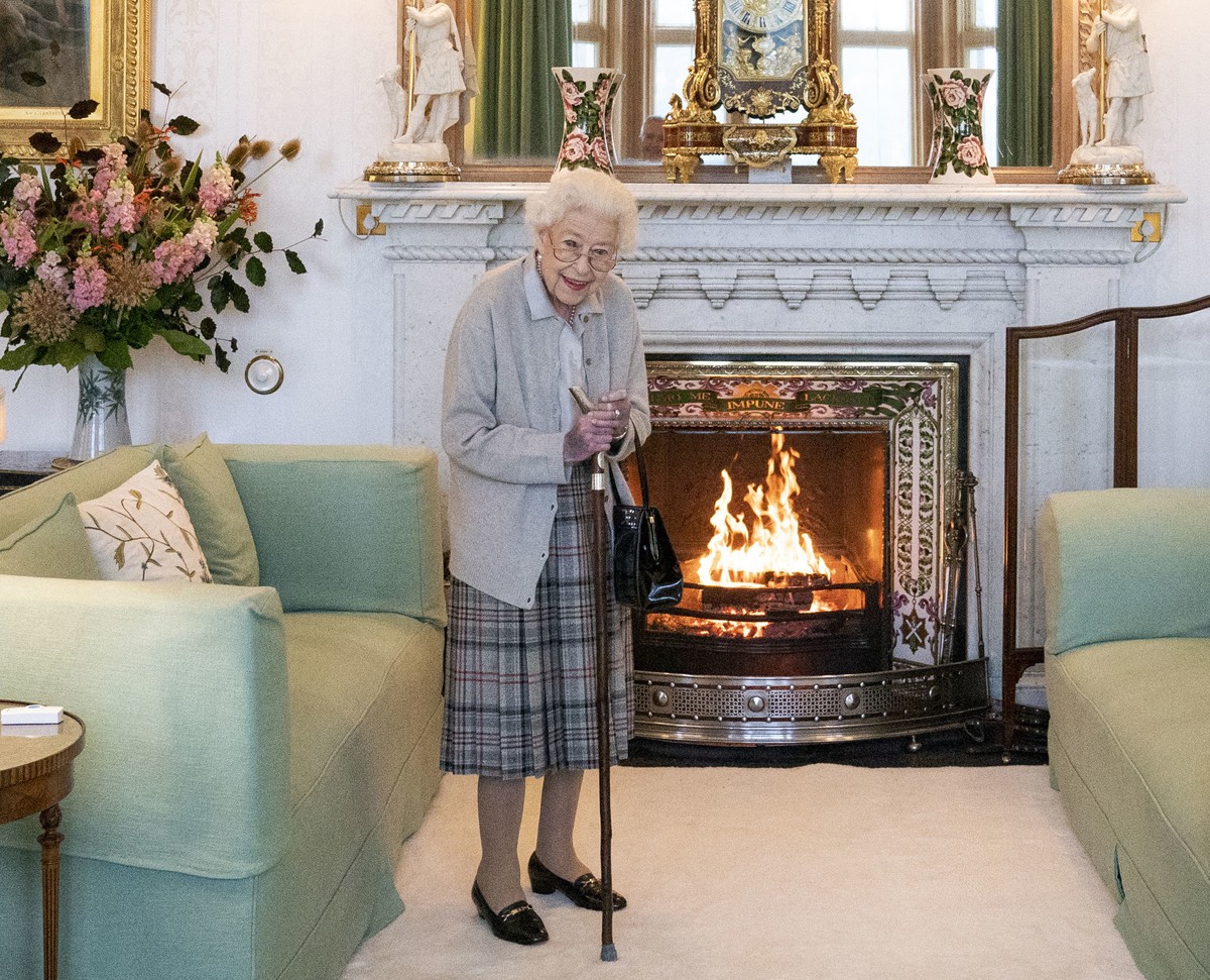 ABERDEEN, SCOTLAND - SEPTEMBER 06: Queen Elizabeth II waits in the Drawing Room before receiving newly elected leader of the Conservative party Liz Truss at Balmoral Castle for an audience where she will be invited to become Prime Minister and form a new  (Foto: Getty Images)
