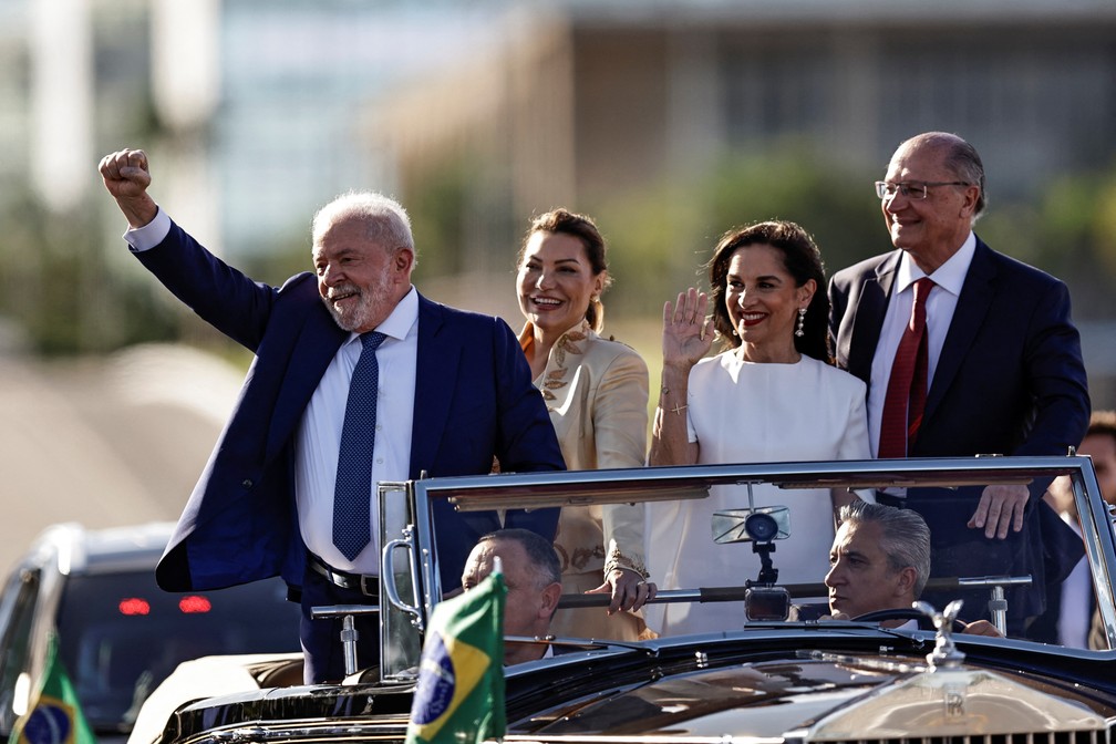 O presidente do Brasil, Luiz Inácio Lula da Silva, acena para apoiadores da carreata após sua cerimônia de posse — Foto: REUTERS/Ueslei Marcelino