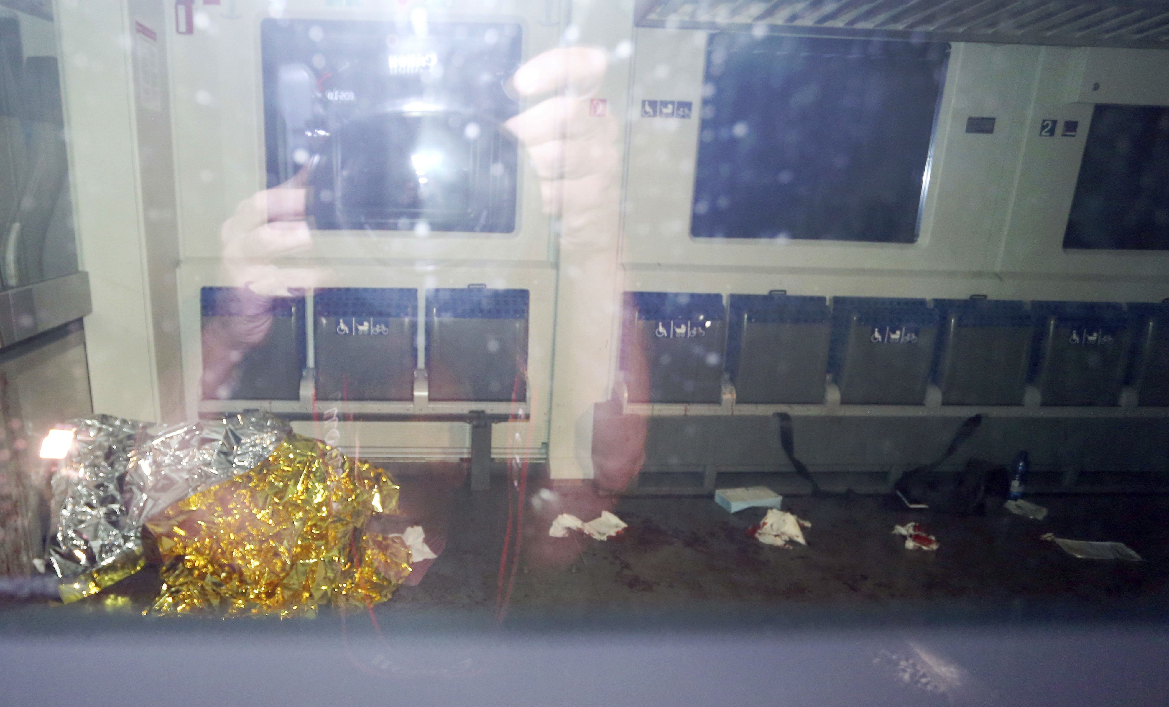 Marcas de sangue e um cobertor de emergência dentro do trem onde ocorreu o ataque de um afegão de 17 anos contra outros passageiros em Würzburg, na Alemanha (Foto: Karl-Josef Hildenbrand/dpa via AP)