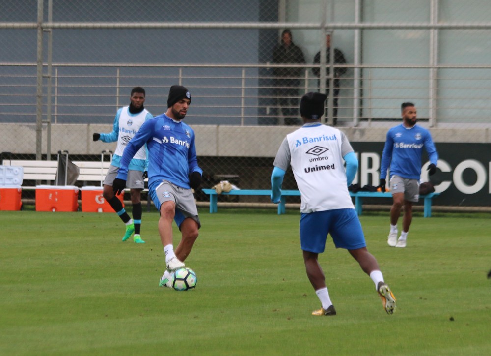 Maicon participa de coletivo e dá passo para voltar ao Grêmio