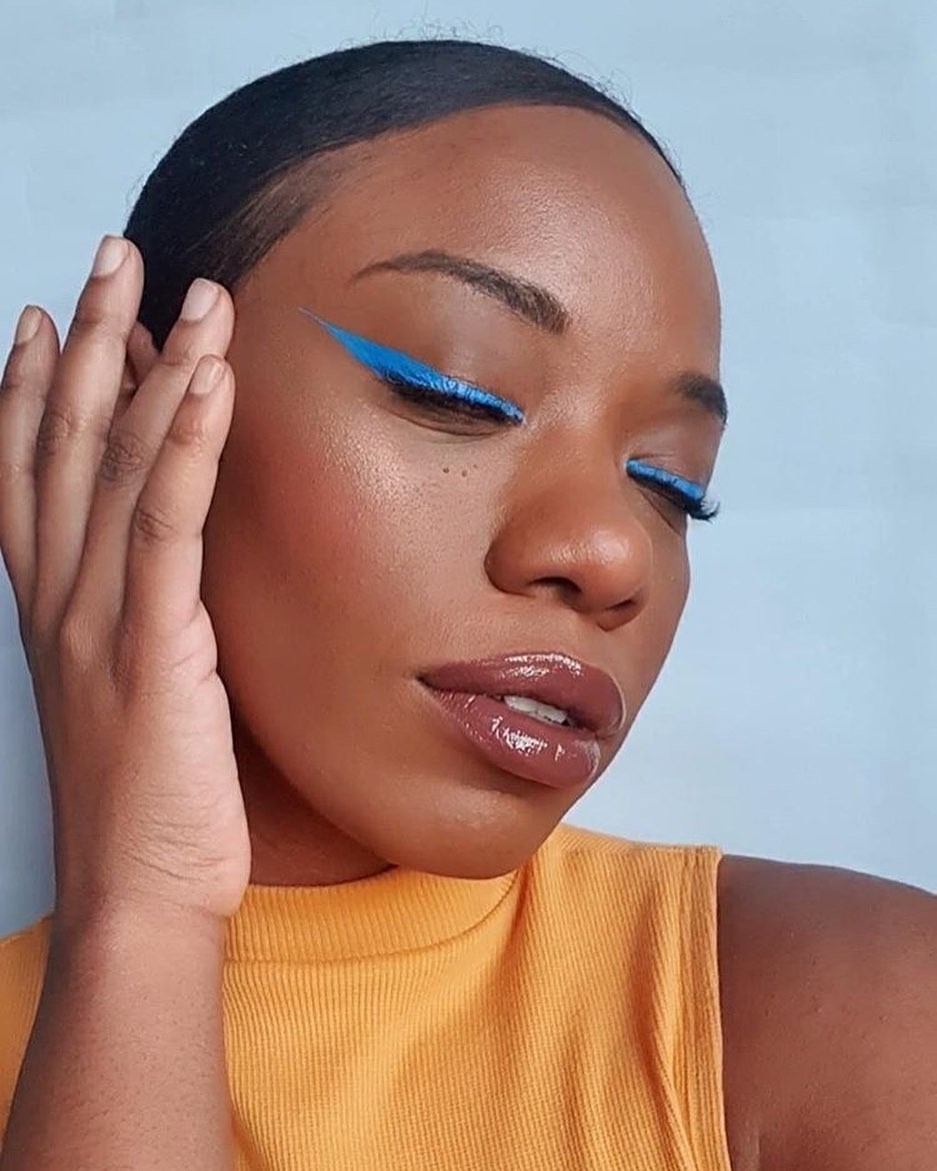 A maquiadora Danielle DaMata com delineado azul (Foto: reprodução Instagram @damatamakeup)