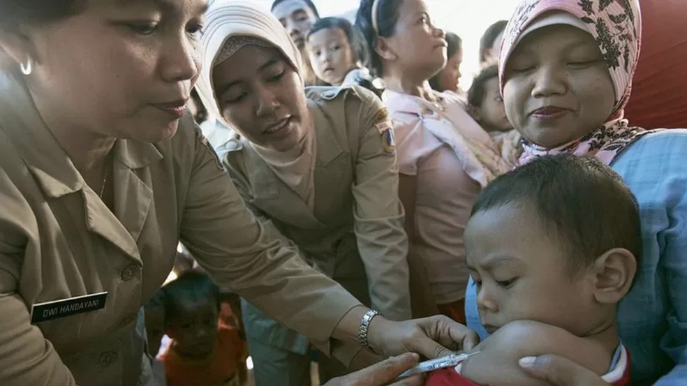 A vacina contra o sarampo vale por centenas de inoculações, pois protege o sistema imunológico — Foto: DIMAS ARDIAN/GETTY IMAGES/BBC