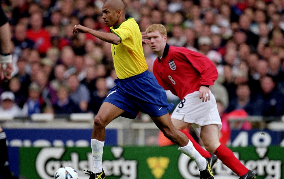 Scholes, com a camisa da Inglaterra, na marcação de Amoroso durante um amistoso diante do Brasil em 2000 (Foto: Agência Getty Images)