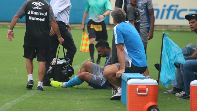 Sina de lesões liga alerta no Grêmio, e Renato pede cuidado a jogadores