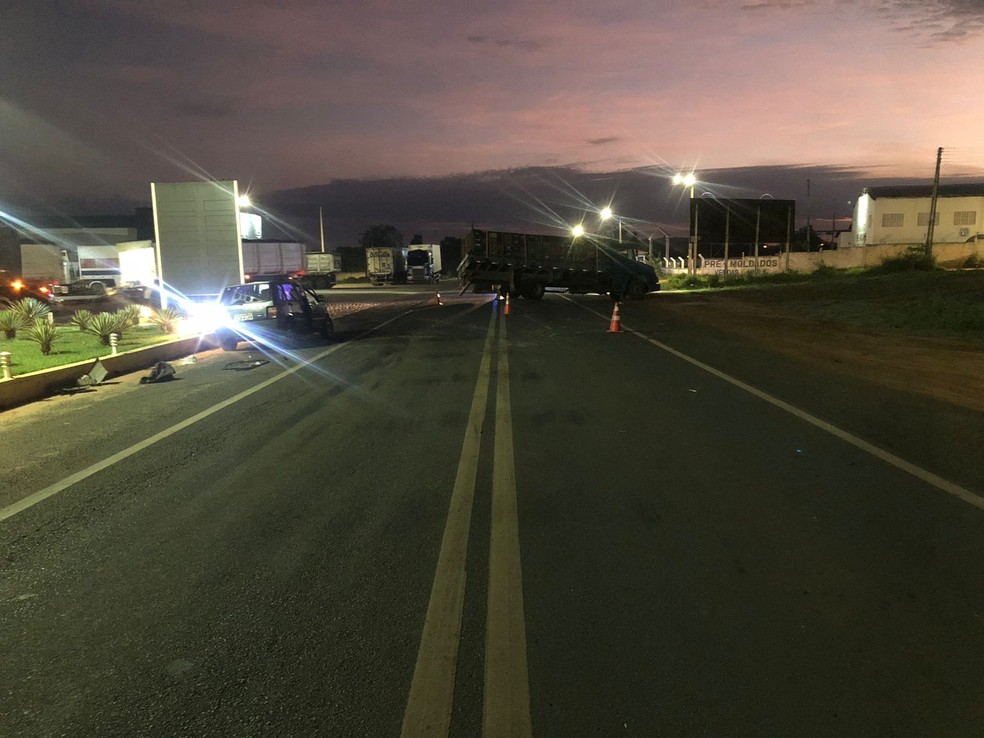 Colisão entre caminhão e carro deixa dois feridos na BR-230, em Oeiras — Foto: Divulgação /PRF-PI
