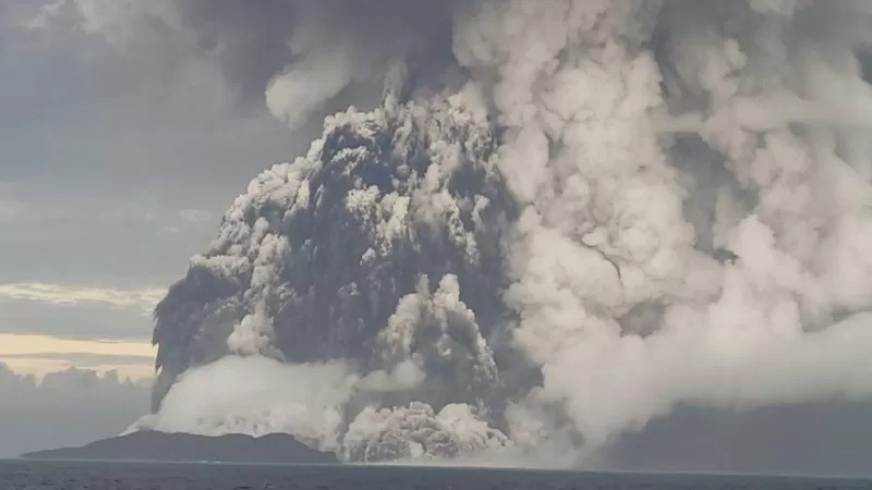 Foto da nuvem de cinzas um dia antes da grande erupção deste sábado; Tonga foi afetada pelos dejetos do vulcão e pelas ondas causadas por sua erupção (Foto: Tonga Geological Services )