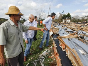 Governador do Paraná visitou famílias atingidas pelo tornado em Francisco Beltrão (Foto: Governo do Paraná/ Divulgação)