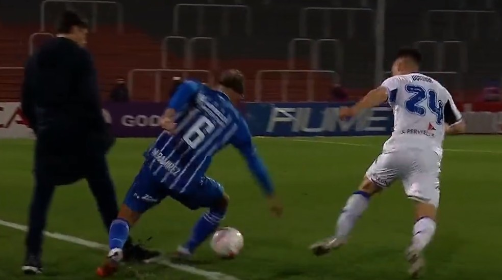 Medina invade &aacute;rea de jogo e interrompe ataque do Godoy Cruz &mdash; Foto: Reprodu&ccedil;&atilde;o